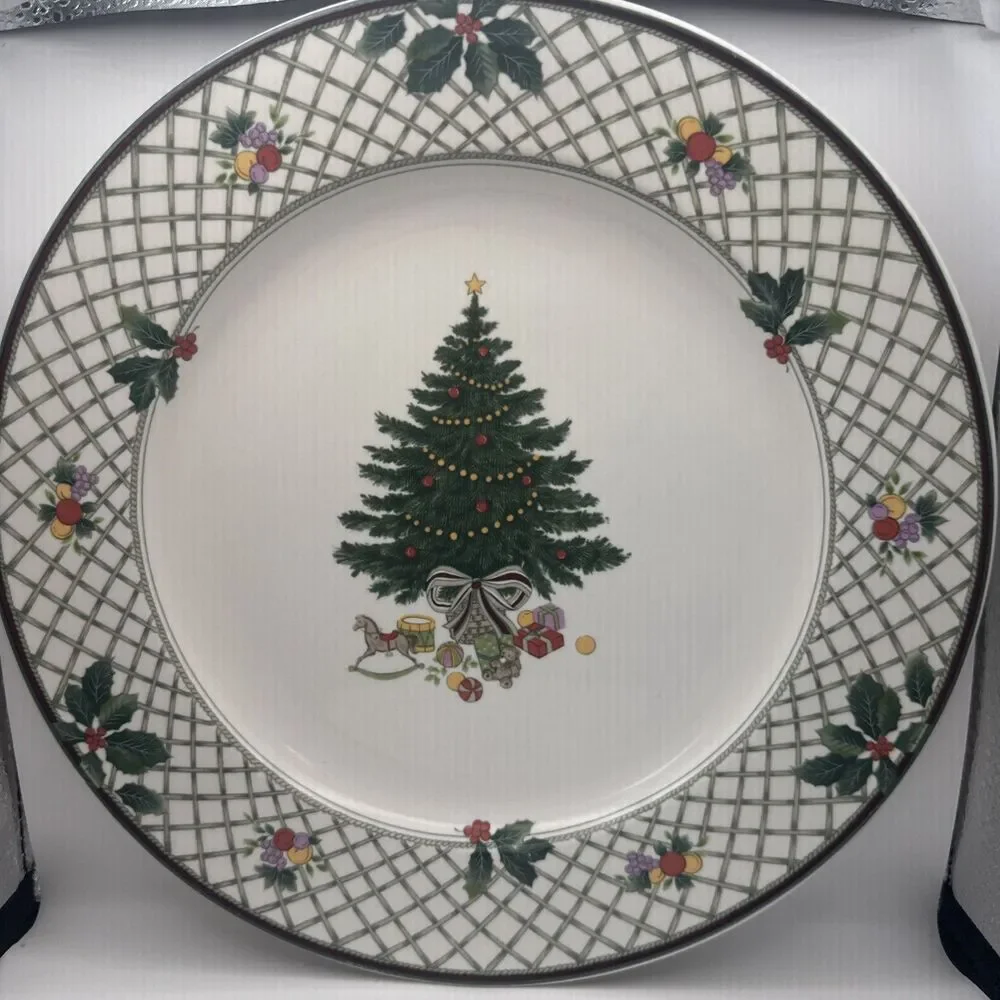 MIKASA Heritage Christmas Story 11 1/8” Dinner Plate, excellent condition!